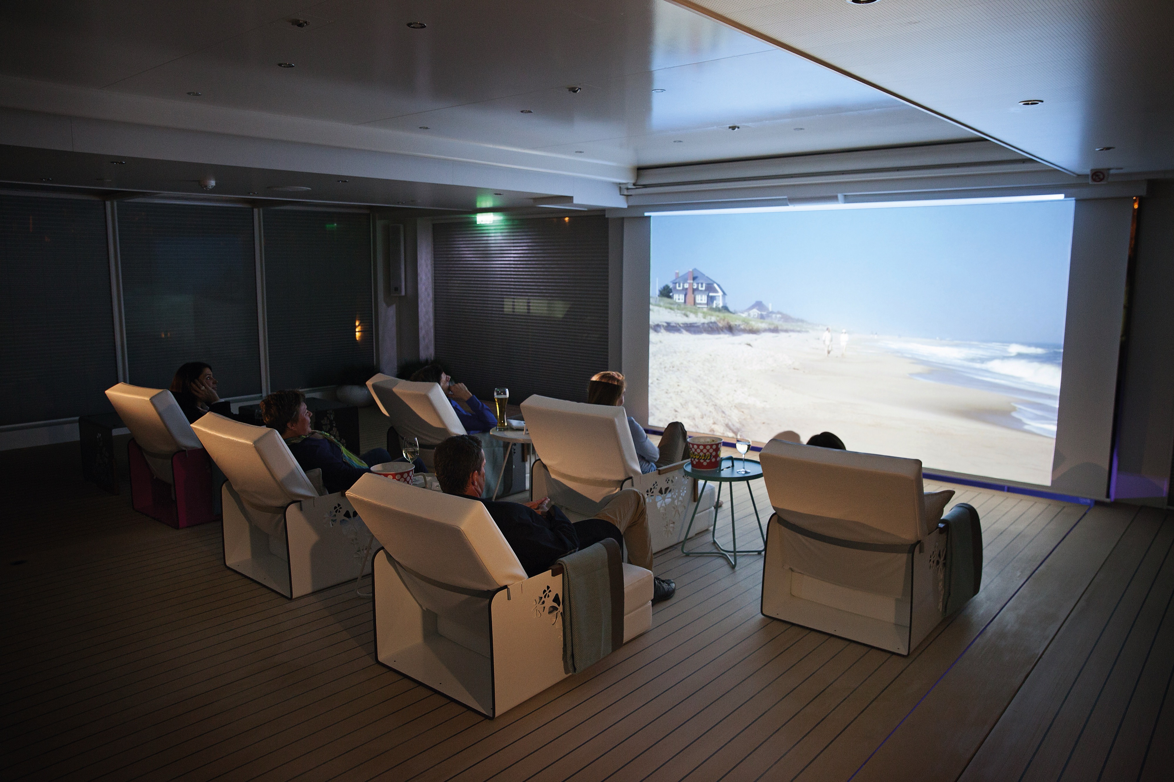 Emerald Luna - Daytime Pool & Bar/Evening Cinema